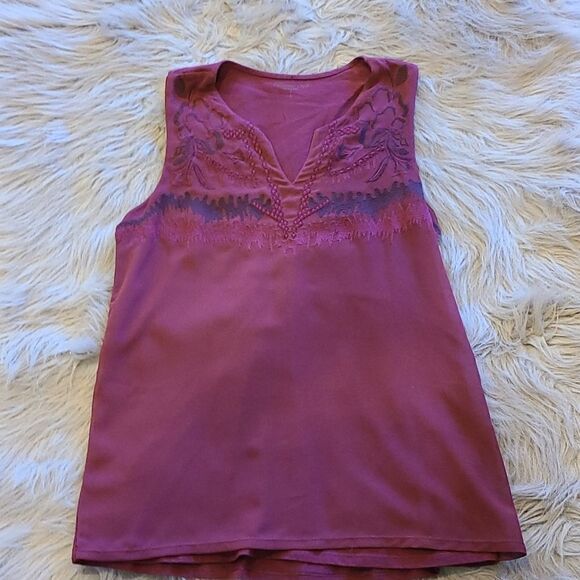 Coldwater creek womens burgendy flowy‎ tank you with embroidered floral size s - Picture 1 of 6